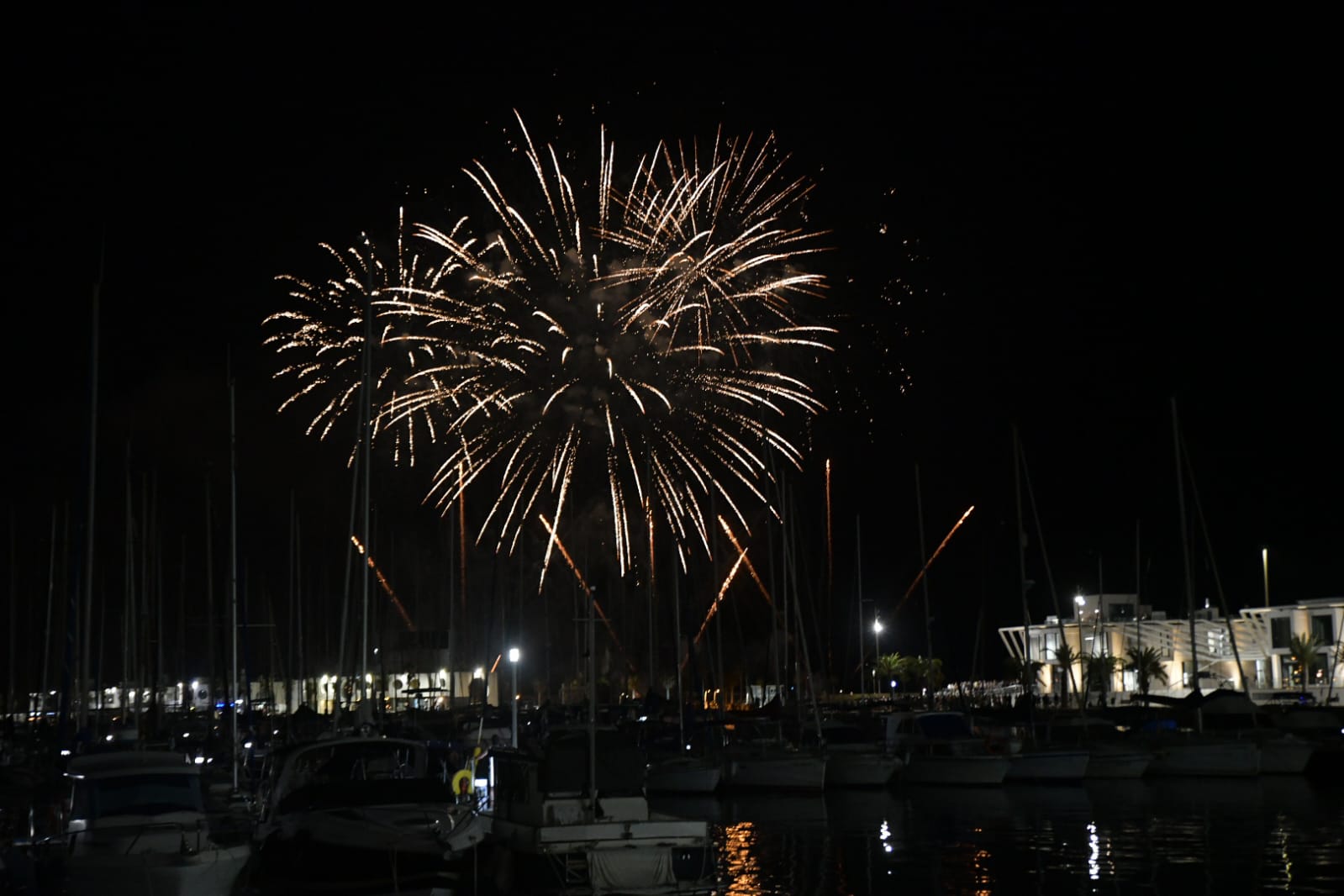 Hermanos Sirvent culmina el concurso de fuegos artificiales de Alicante