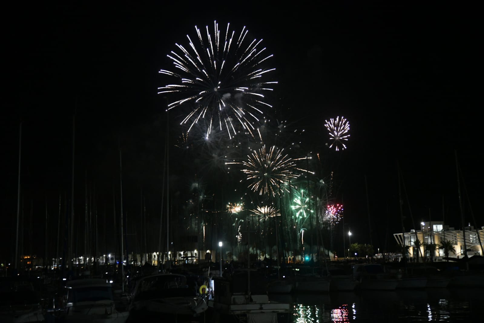 Hermanos Sirvent culmina el concurso de fuegos artificiales de Alicante