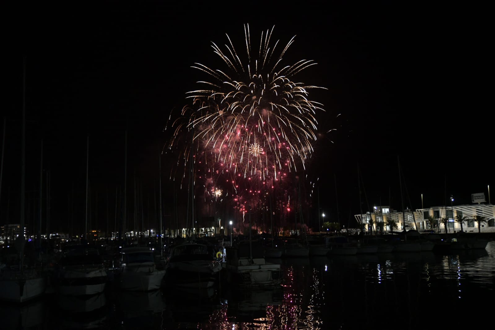 Hermanos Sirvent culmina el concurso de fuegos artificiales de Alicante