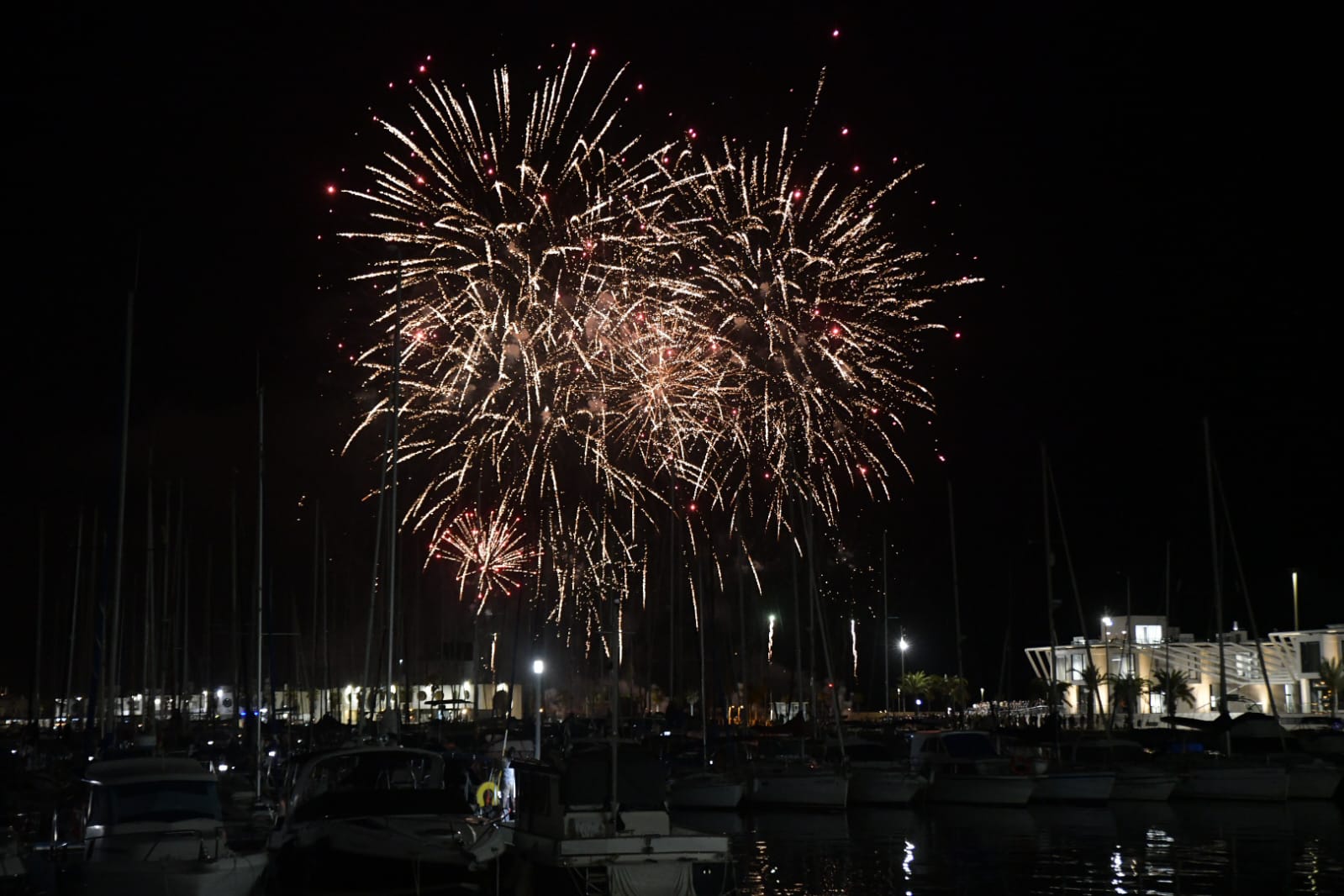 Hermanos Sirvent culmina el concurso de fuegos artificiales de Alicante