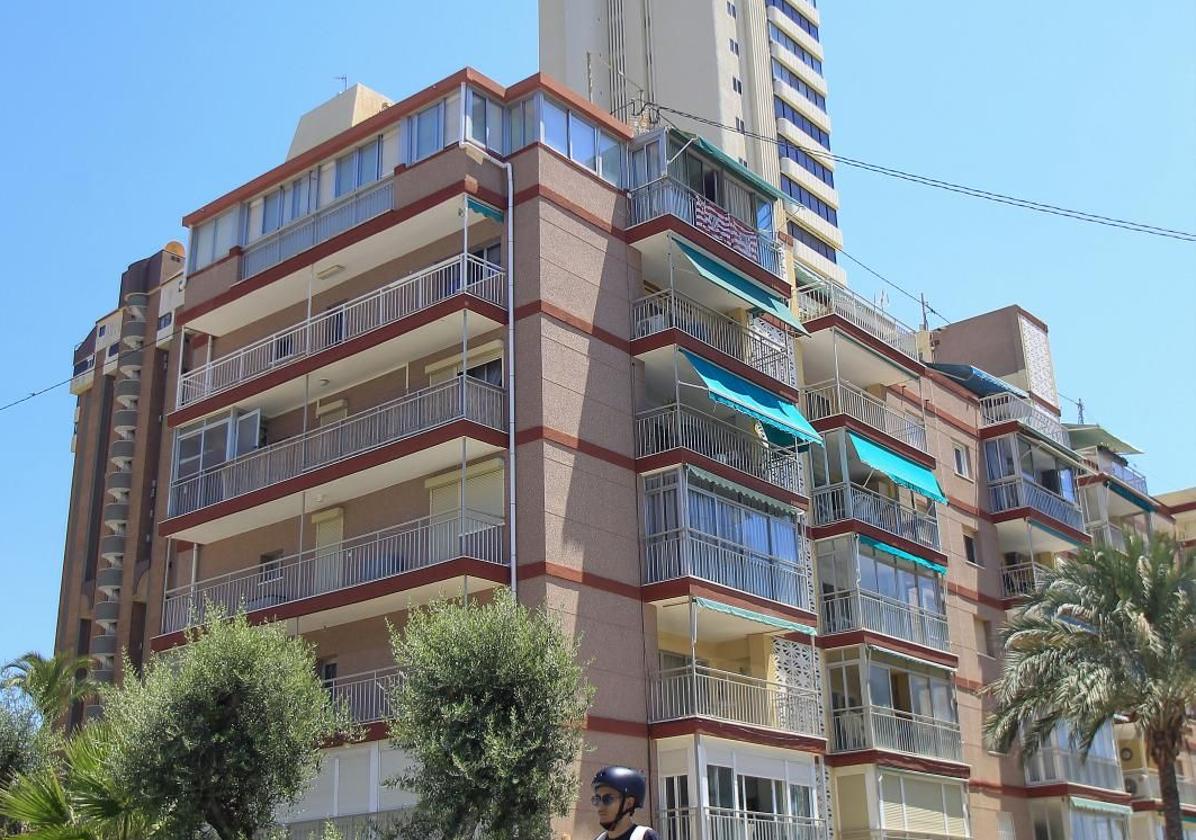 General view of the building where Koldo García's mother's residence is located.