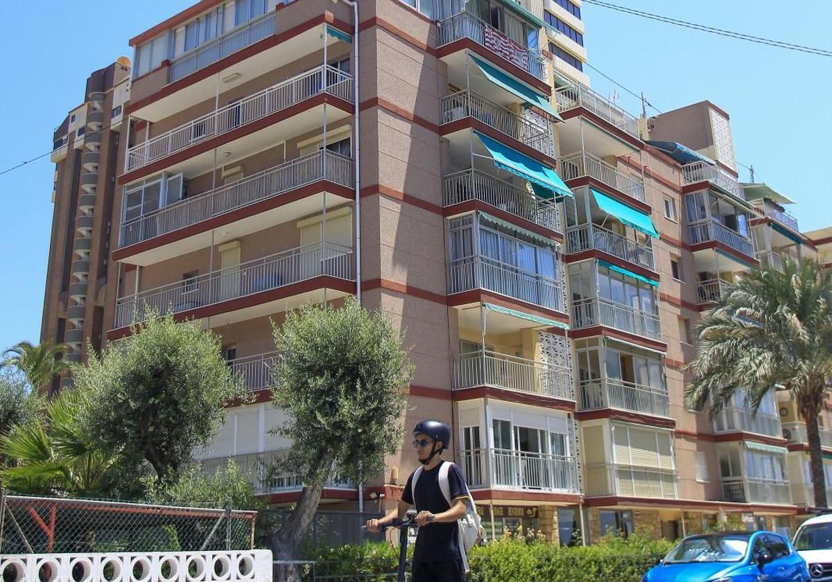 Vista general del edificio donde se encuentra la vivienda de la madre de Koldo García