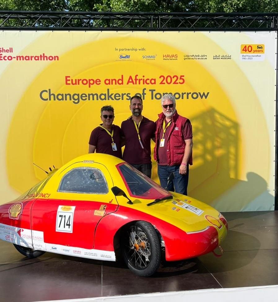 Team of IES Leonardo Da Vinci with their winning prototype.
