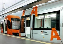 Un convoy doble del Tram de Alicante.