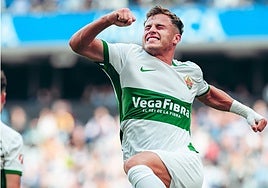 Germán Valera celebra un gol con el Elche.