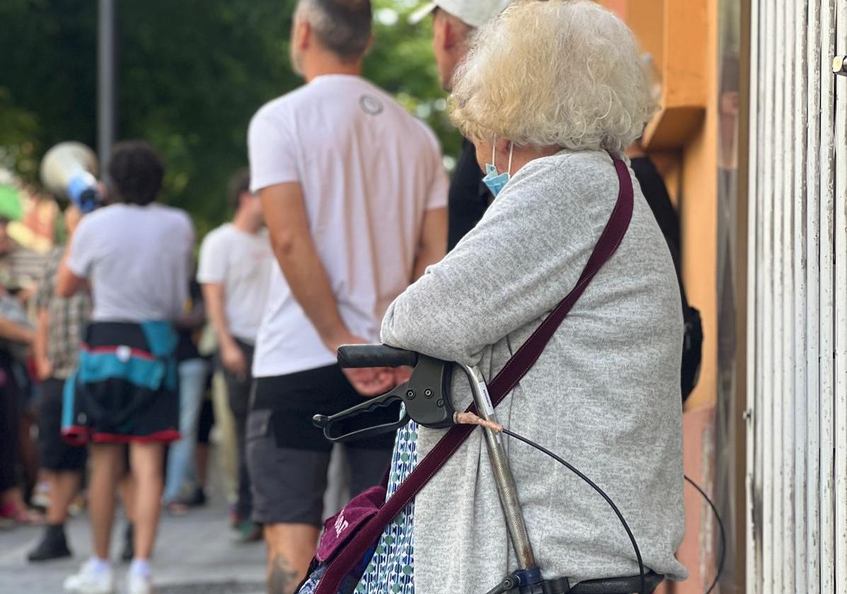 Vicenta at an eviction in Carolinas supported by her walker.