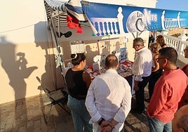 Imagen de la visita de Toni Pérez a los puestos instalados en el Castell