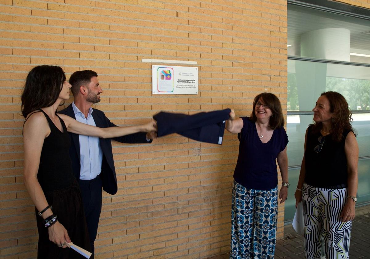 La rectora descubre una placa con el distintivo que acredita a la UA como espacio libre de LGTBIQ+ fobia.