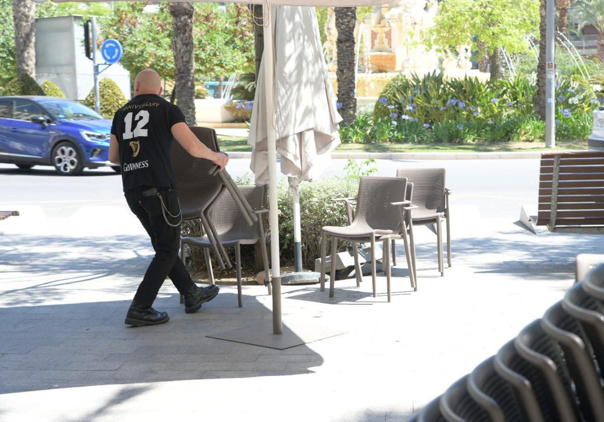 Un trabajador en un bar de Alicante.