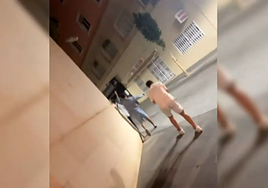 Momento del lanzamiento de la botella que acabó impactando en el rostro de la víctima.