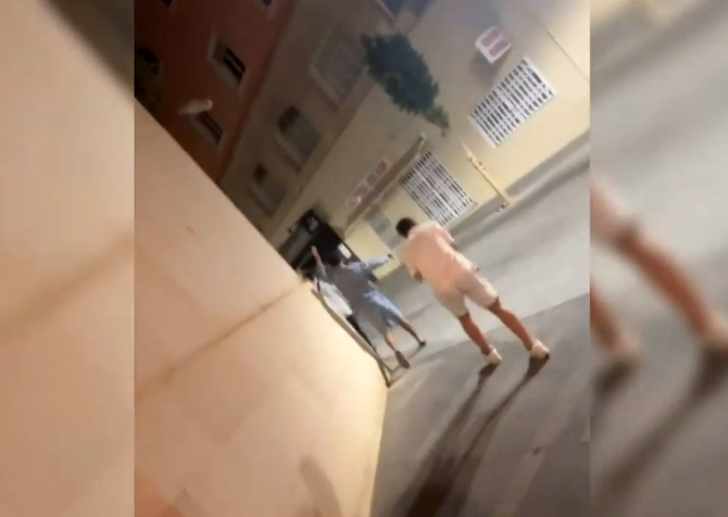 Momento del lanzamiento de la botella que acabó impactando en el rostro de la víctima.