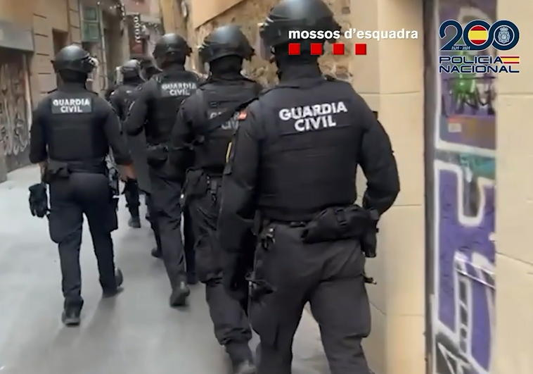 Images of the police operation that dismantled the criminal network.