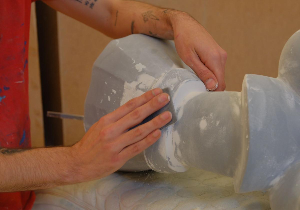 Sanding process of a ninot.