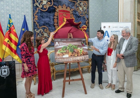 Las autoridades revelan el diseño del sello