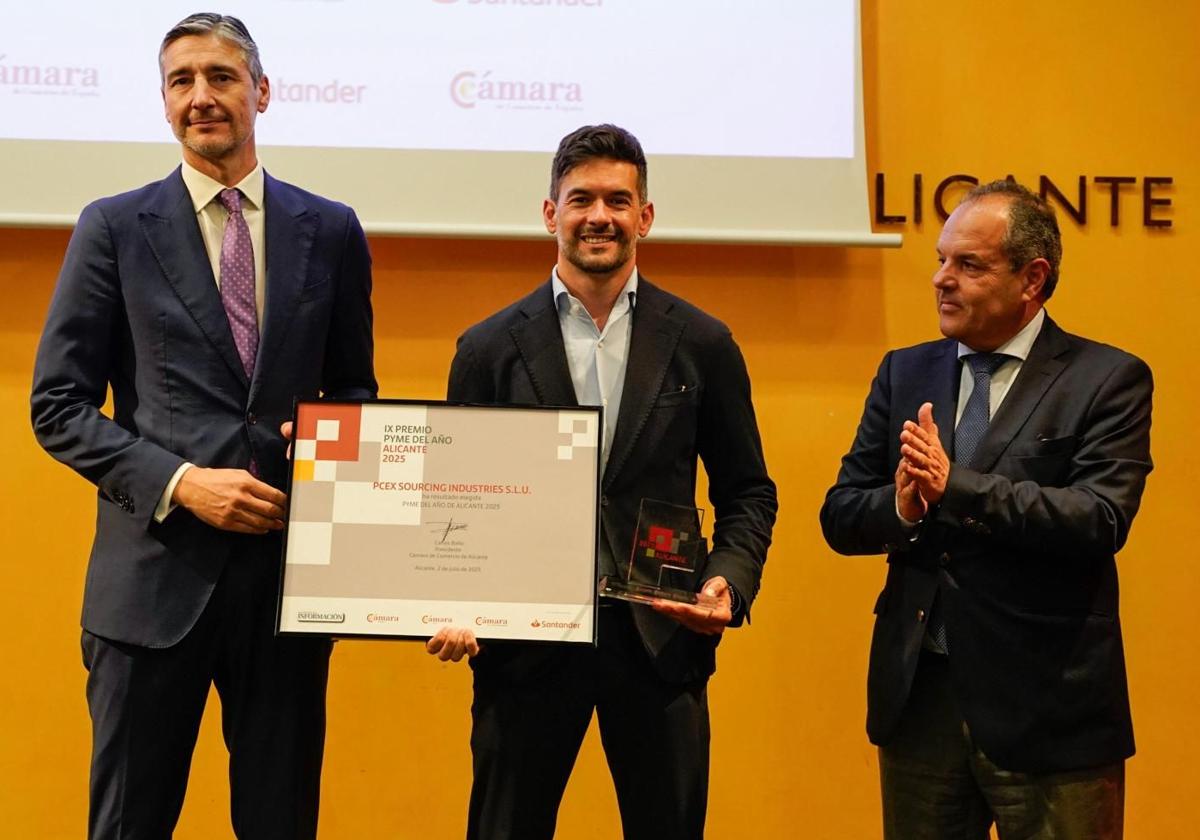David Santiago, CEO de PCEX Automotive, recogiendo el galardón