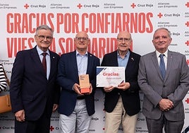 Representantes de la UMH y Cruz Roja posan con el reconocimiento en la sede de la CEV.