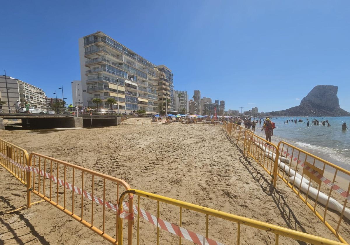 Imagen principal - Cierran otra playa de la provincia de Alicante por contaminación residual en apenas 24 horas