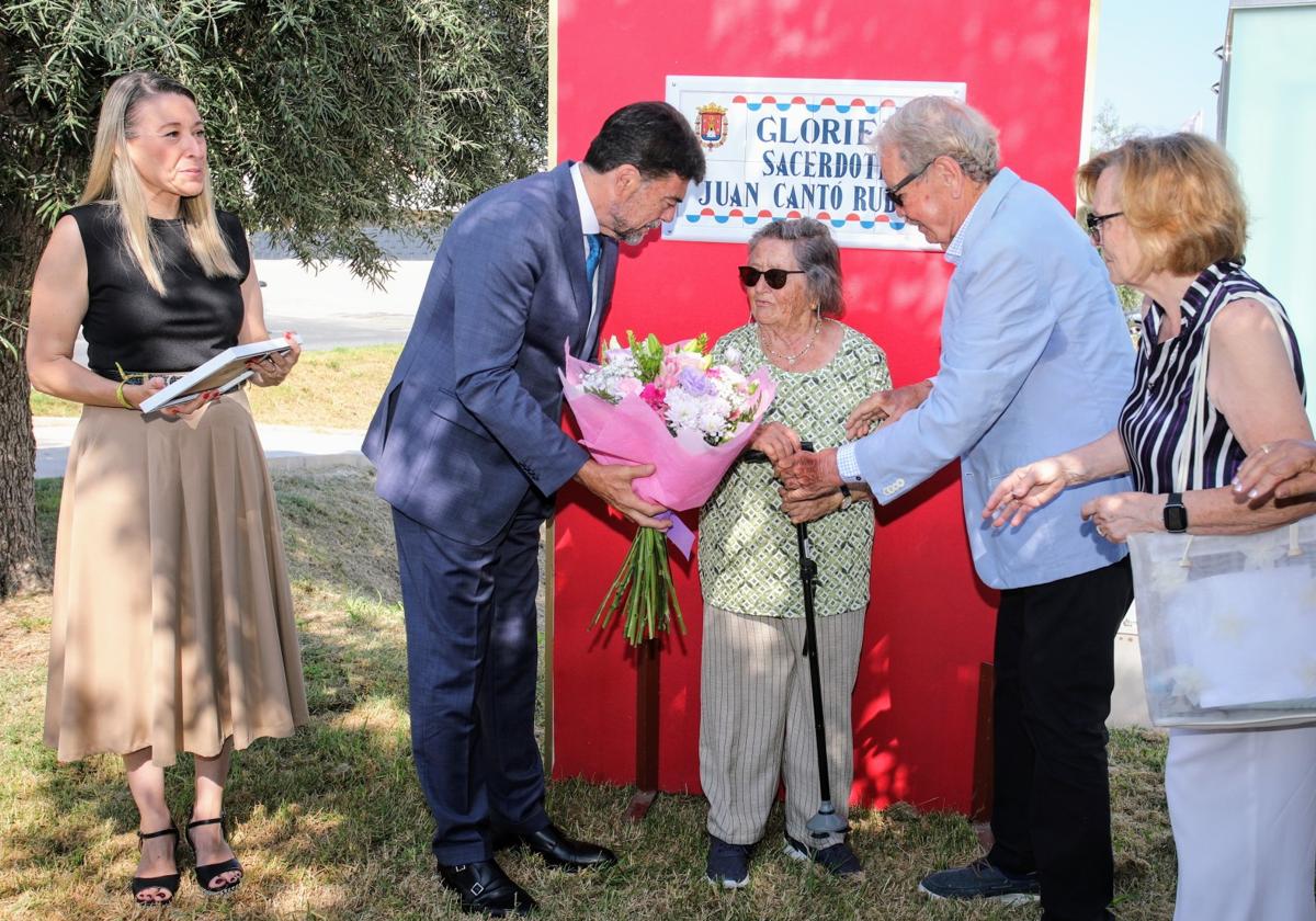 El alcalde presenta la placa a la hermana del 'Cura Cantó' y familia.