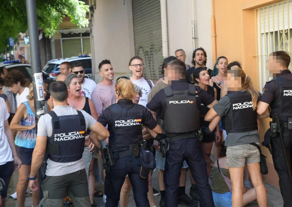 Imagen secundaria 1 - 1 y 2. Momentos de tensión en el desahucio. 3. La hija de Olga abandona la vivienda.