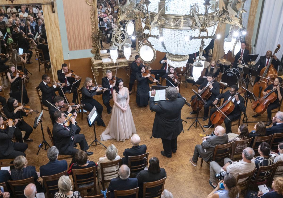 Virtuós Mediterrani concert at the Salón Imperio.