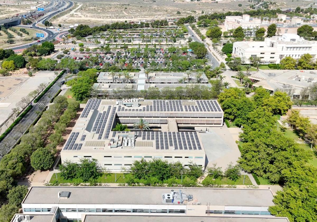 Imagen principal - Instalaciones de las plantas solares en la Universidad de Alicante.