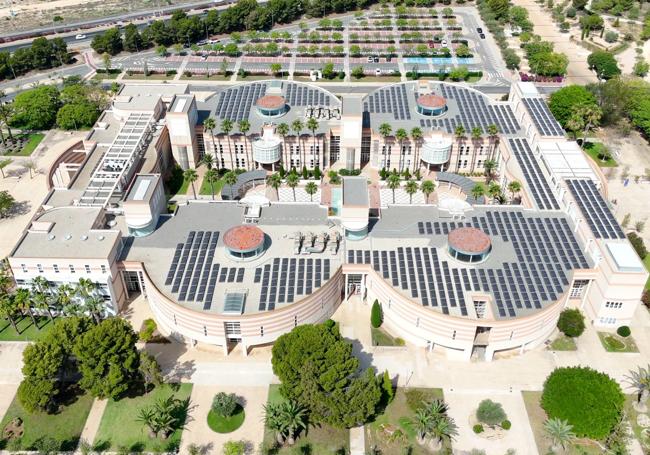 Placas solares sobre las cubiertas del Aulario 1.