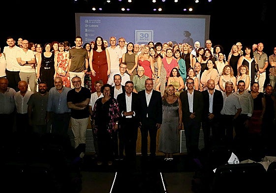 Toni Pérez junto a la alcalesa de Calp, Ana Sala, la gerente de Creama, Rosario Donderis, diputados, alcaldes y personal del consorcio.