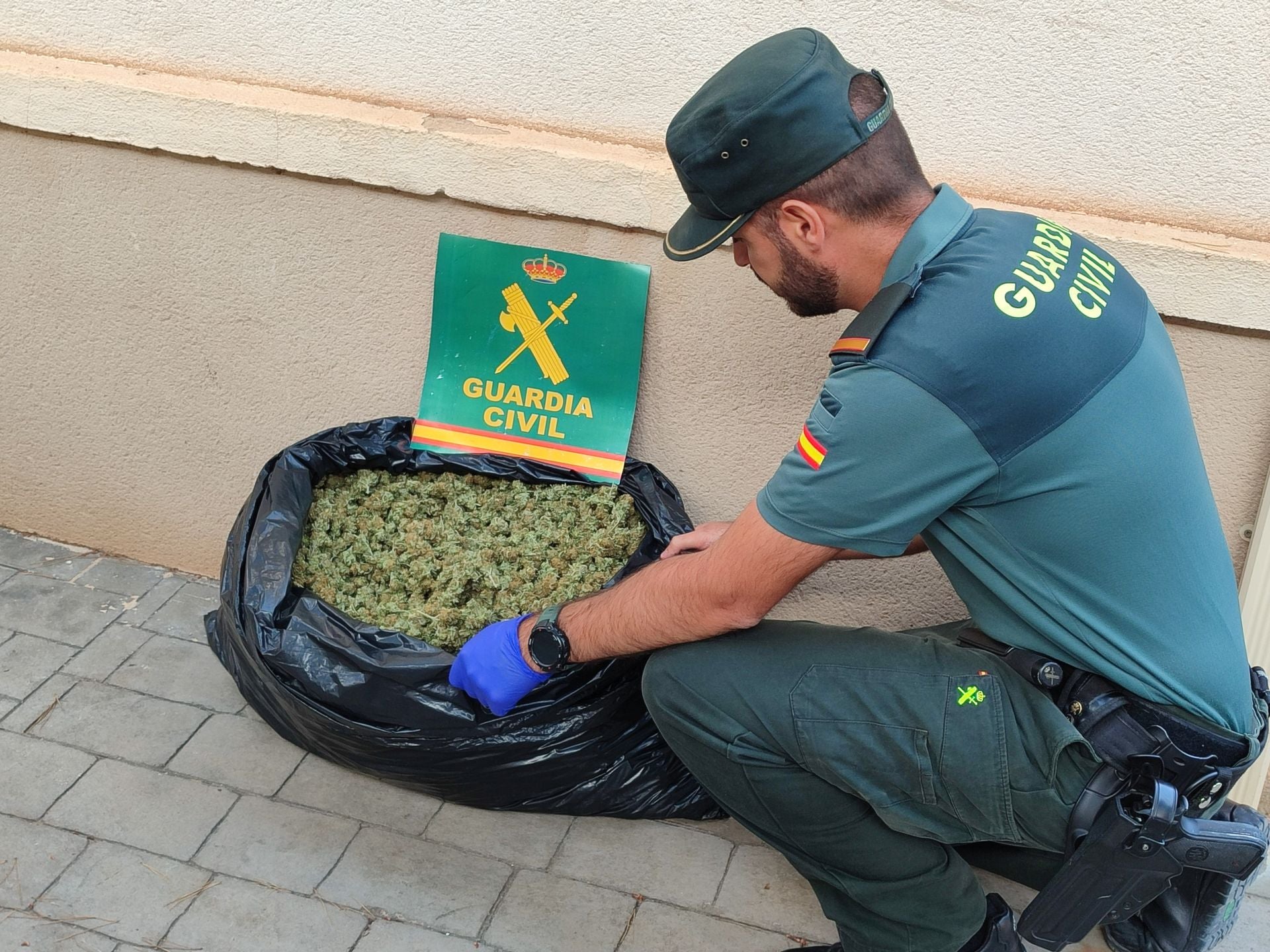 Image of the Civil Guard with the extracted substance