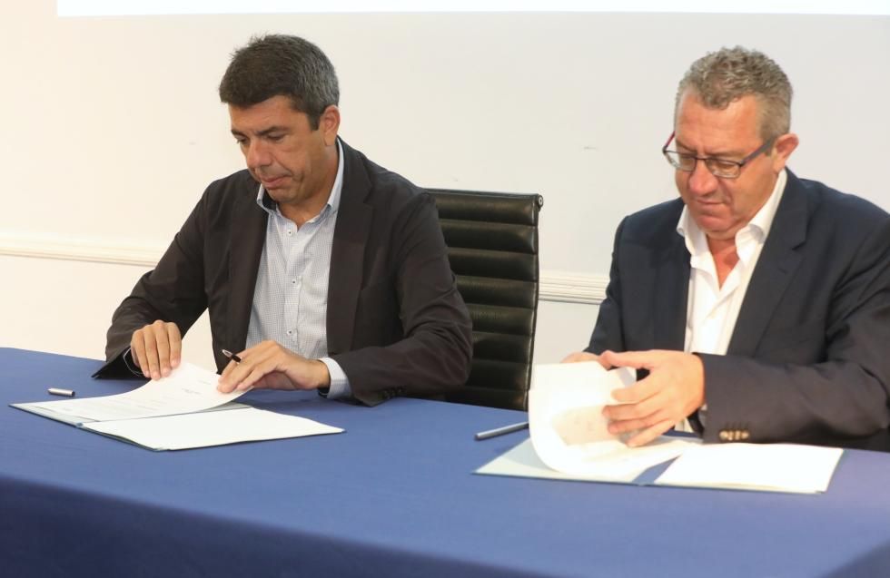 Momento de la firma del acuerdo entre ambas entidades