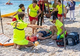 Imagen del simulacro realizado en la playa del Racó de l'Albir