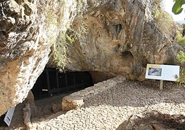 Interior de la Cova de l'Or de Benirarrés.