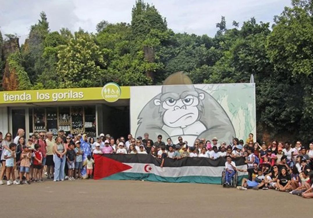 Familias posando con una bandera del Sáhara