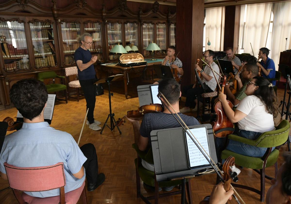 Imagen principal - Marcus Hartmann during rehearsals in Alicante.