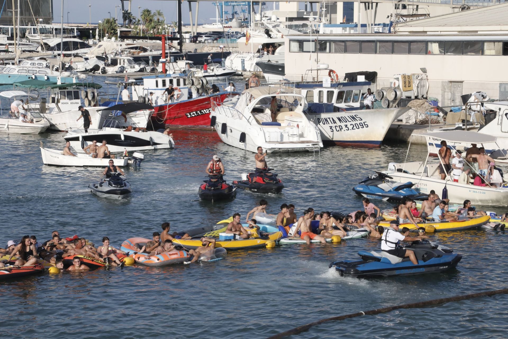 Así ha sido la entrada y primera sesión de &#039;bous a la mar&#039; en Dénia