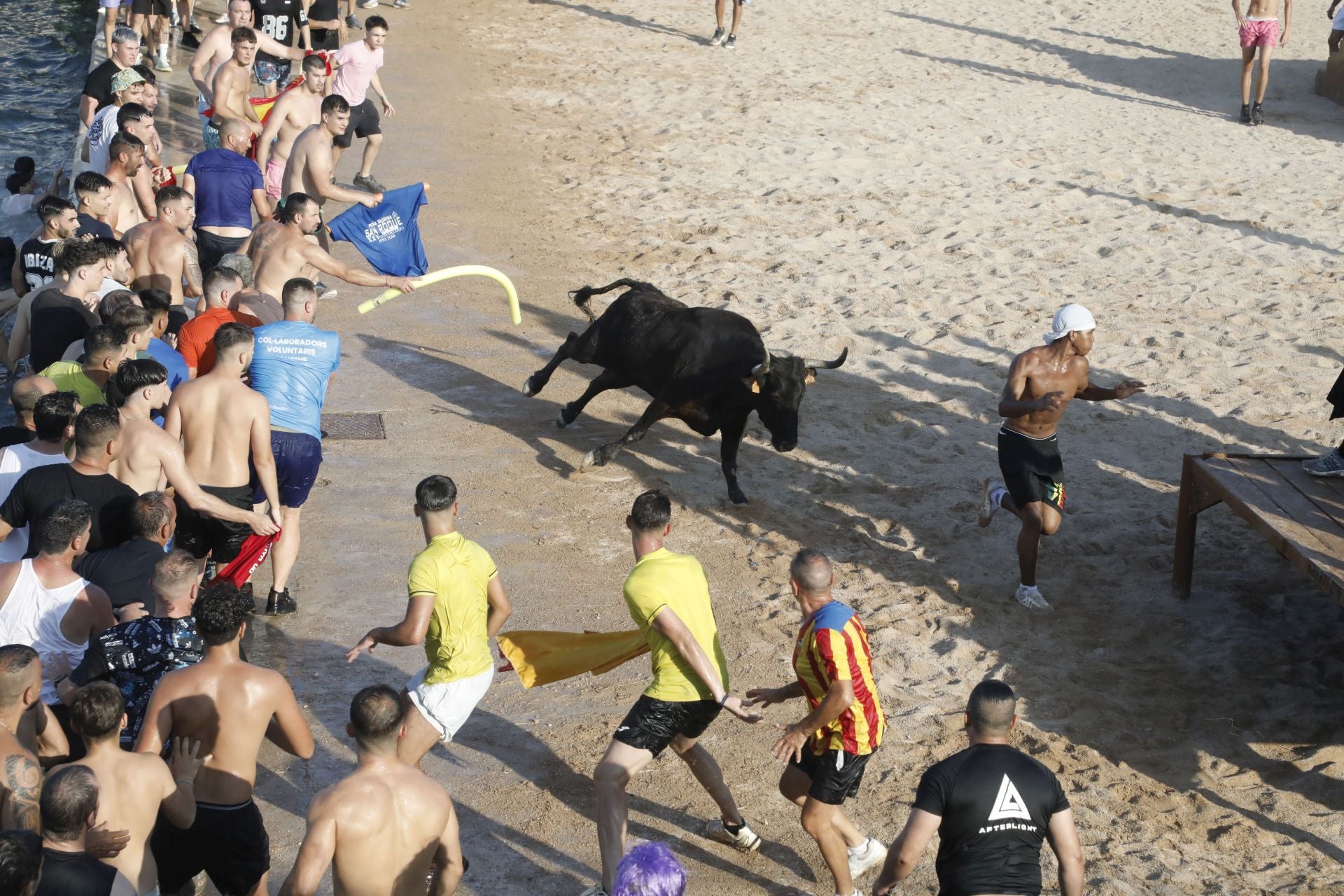 Así ha sido la entrada y primera sesión de &#039;bous a la mar&#039; en Dénia