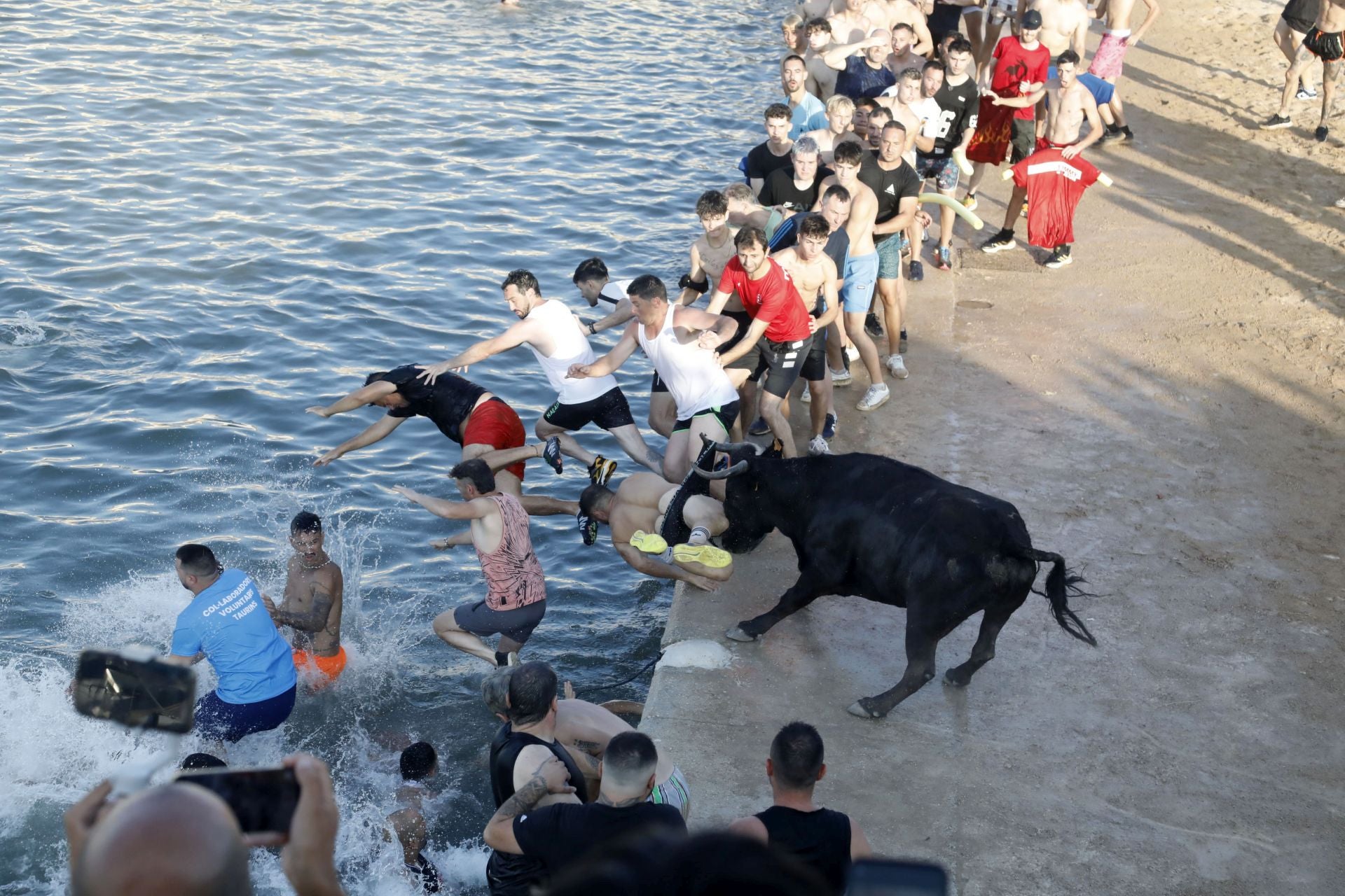 Así ha sido la entrada y primera sesión de &#039;bous a la mar&#039; en Dénia
