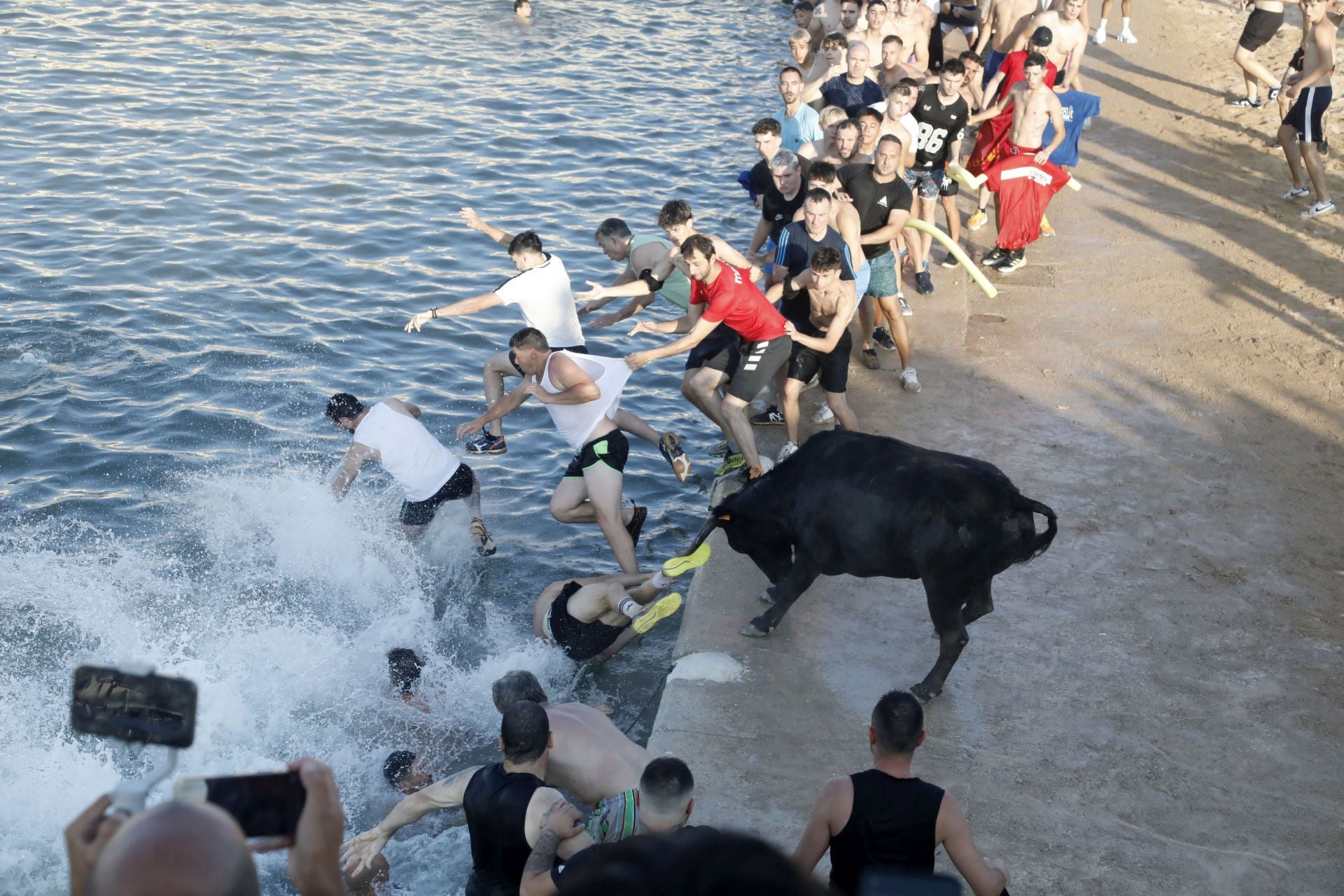 Así ha sido la entrada y primera sesión de &#039;bous a la mar&#039; en Dénia