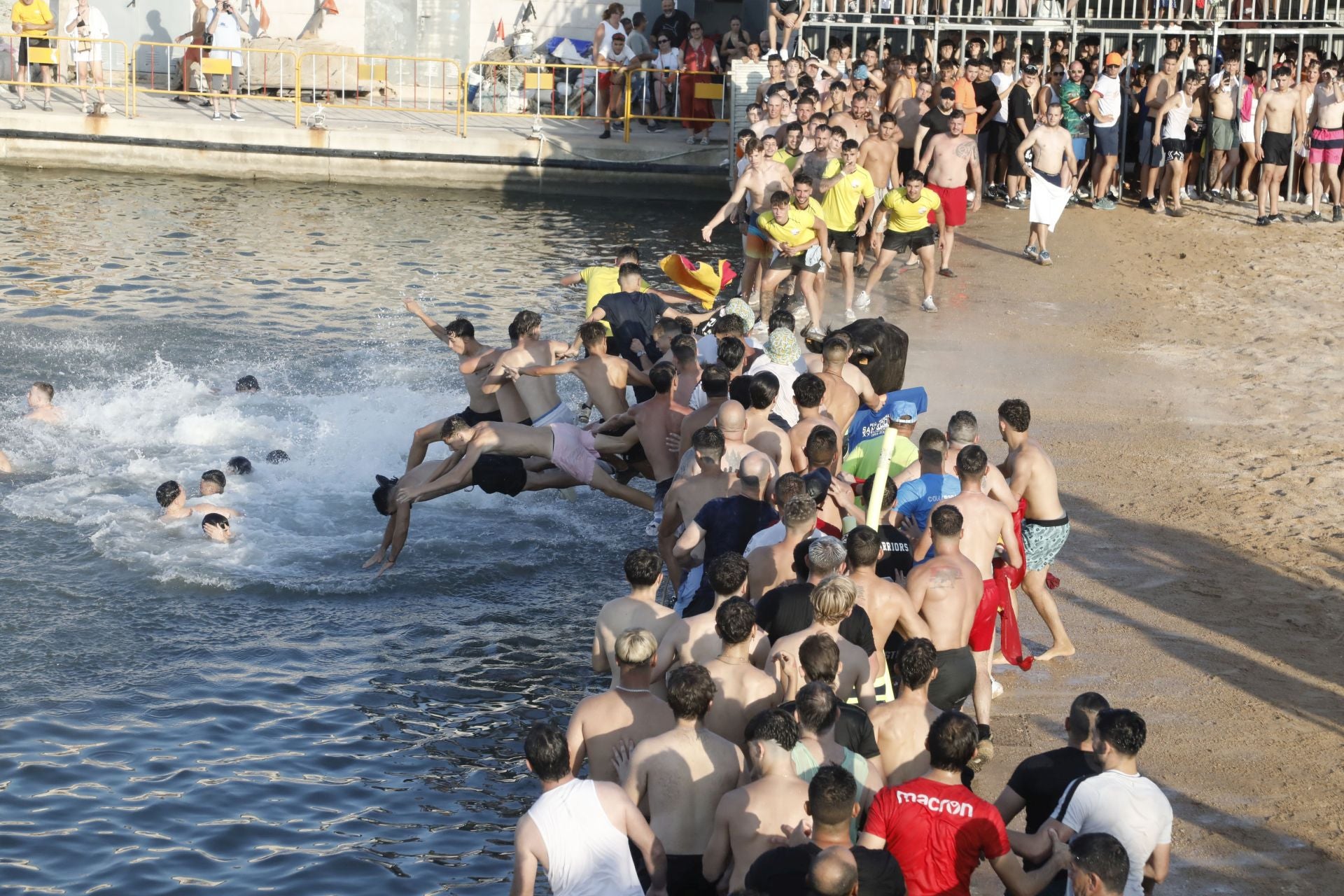 Así ha sido la entrada y primera sesión de &#039;bous a la mar&#039; en Dénia