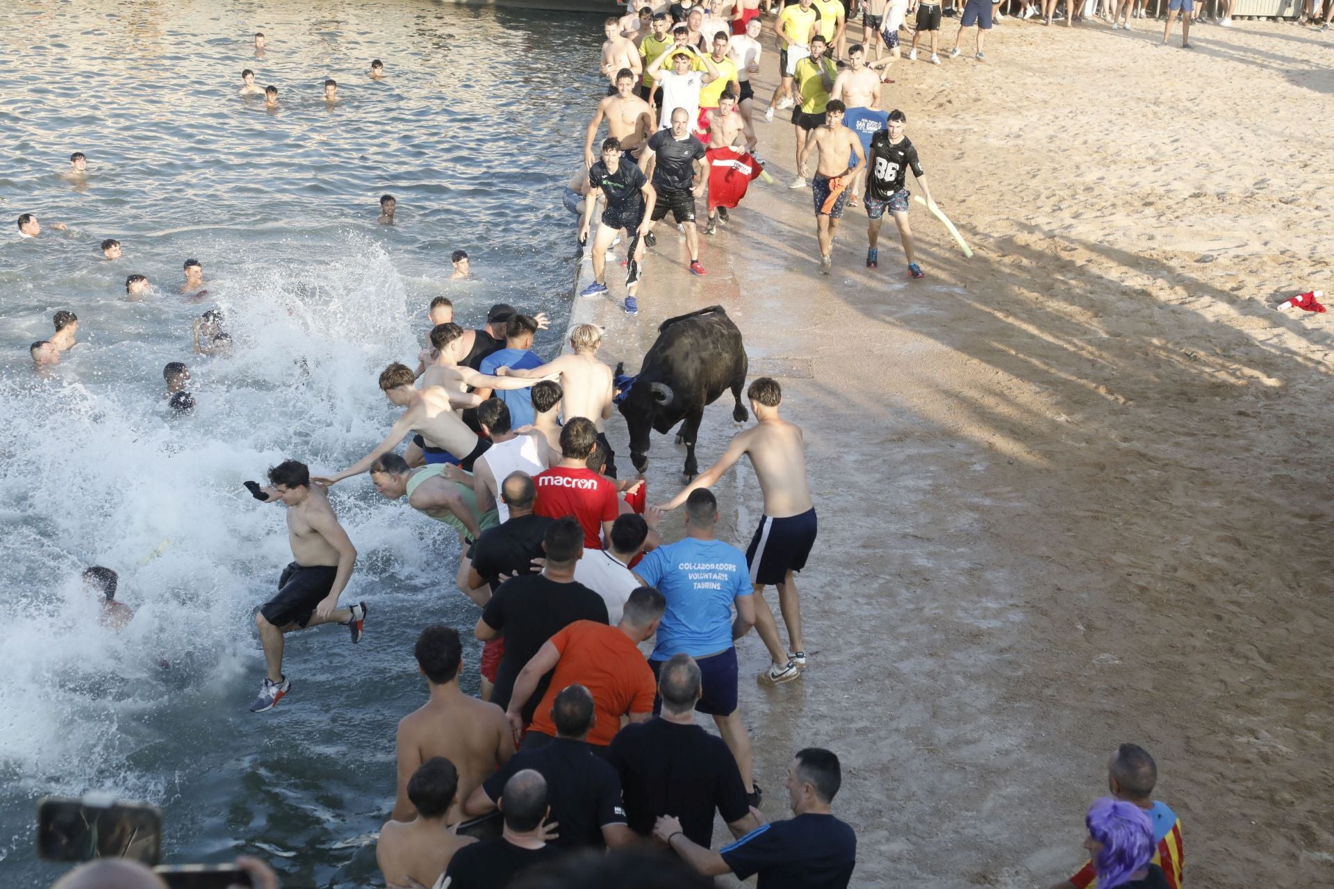Así ha sido la entrada y primera sesión de &#039;bous a la mar&#039; en Dénia