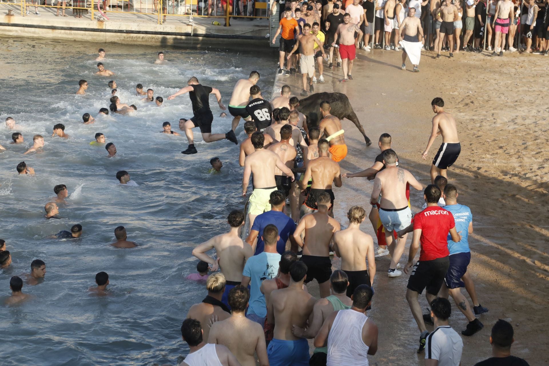 Así ha sido la entrada y primera sesión de &#039;bous a la mar&#039; en Dénia