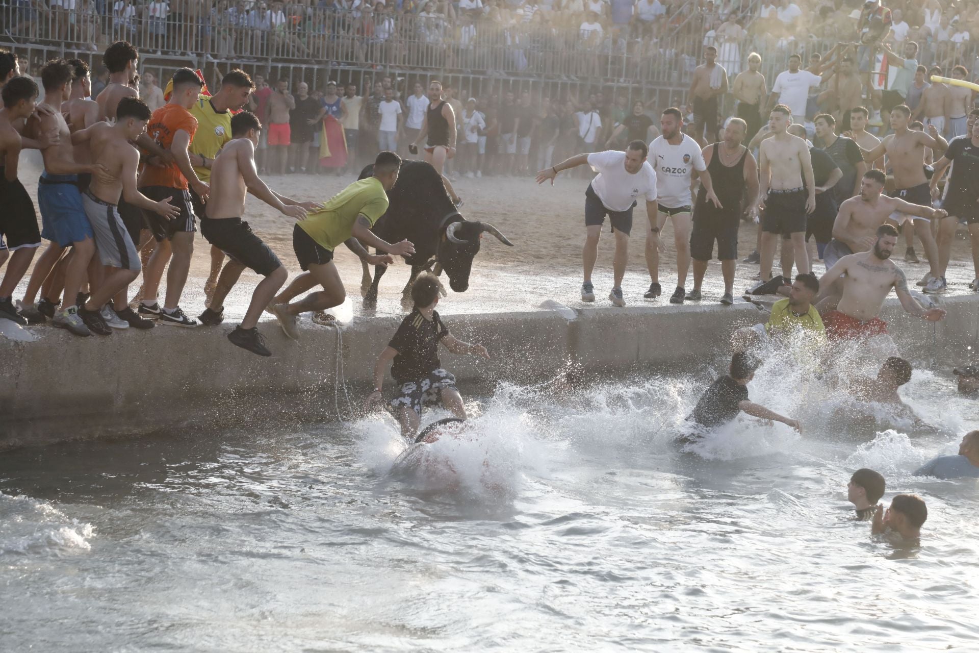 Así ha sido la entrada y primera sesión de &#039;bous a la mar&#039; en Dénia