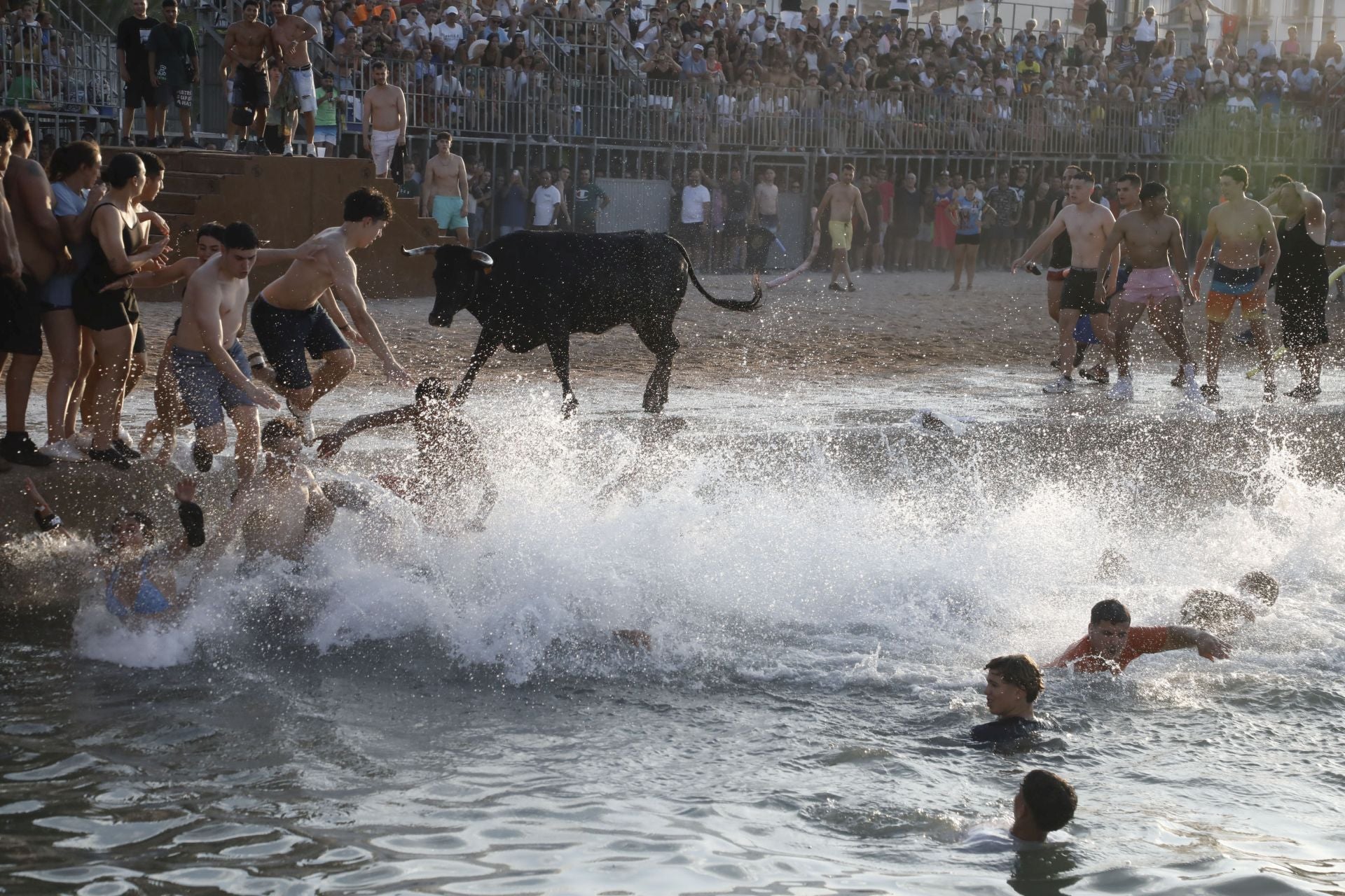 Así ha sido la entrada y primera sesión de &#039;bous a la mar&#039; en Dénia