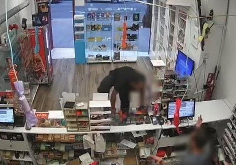 Momento del atraco al estanco.