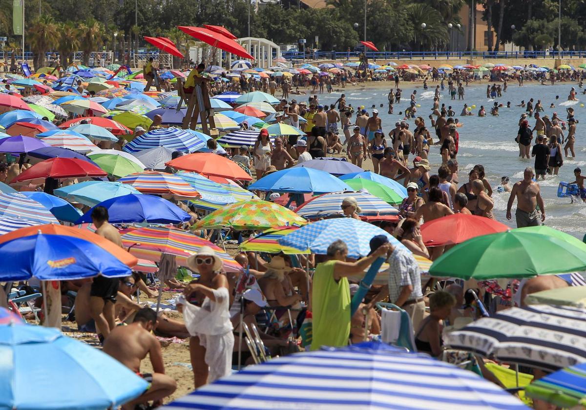 La playa del Postiguet a rebosar durante este viernes.