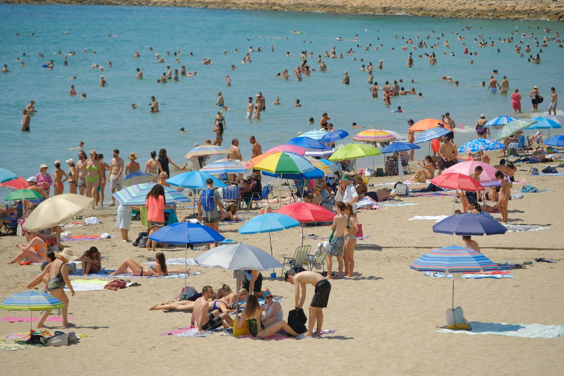 Un sábado al rojo vivo en Alicante entre playas repletas y sombras disputadas