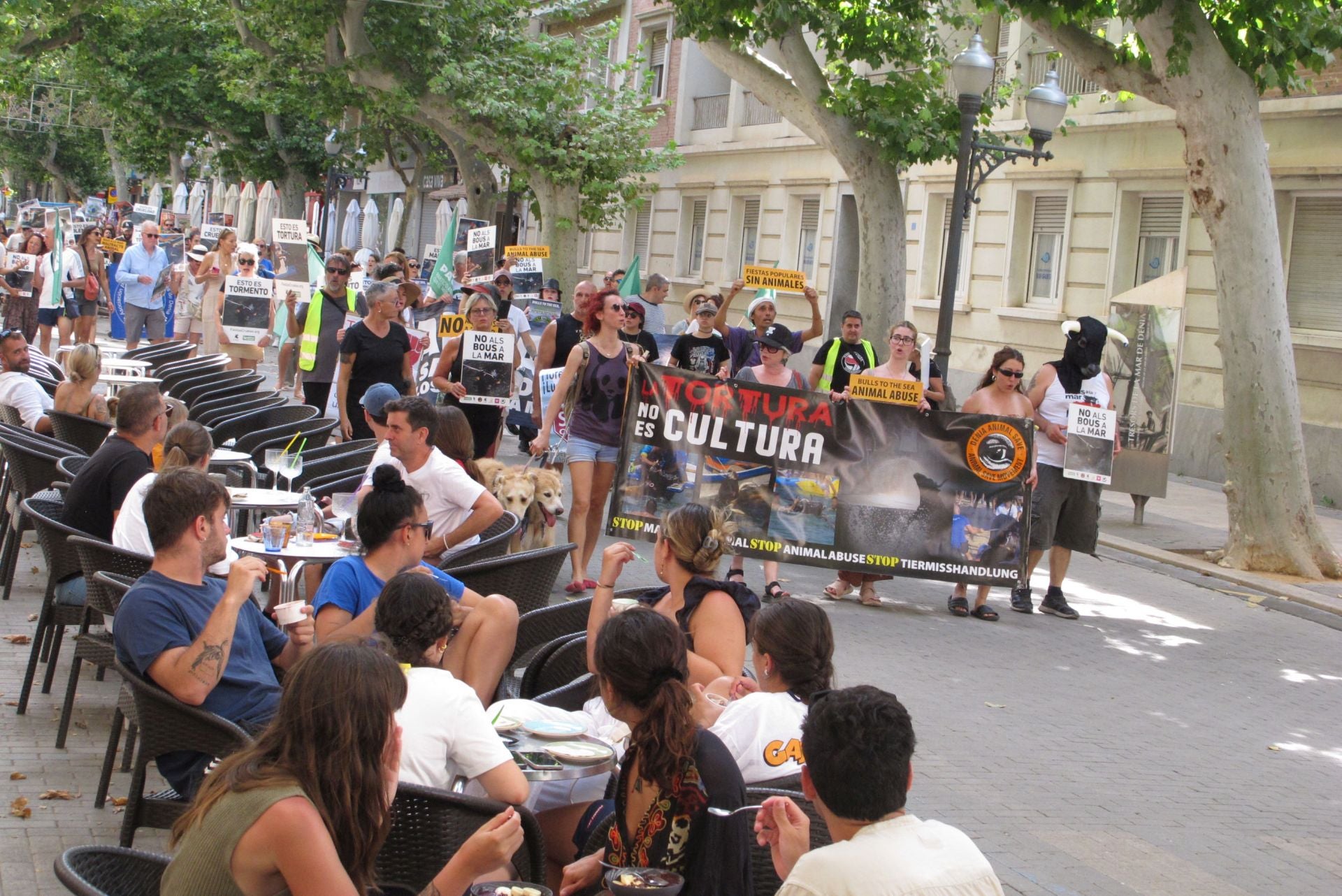 Protestas en Dénia contra els 'Bous a la mar'
