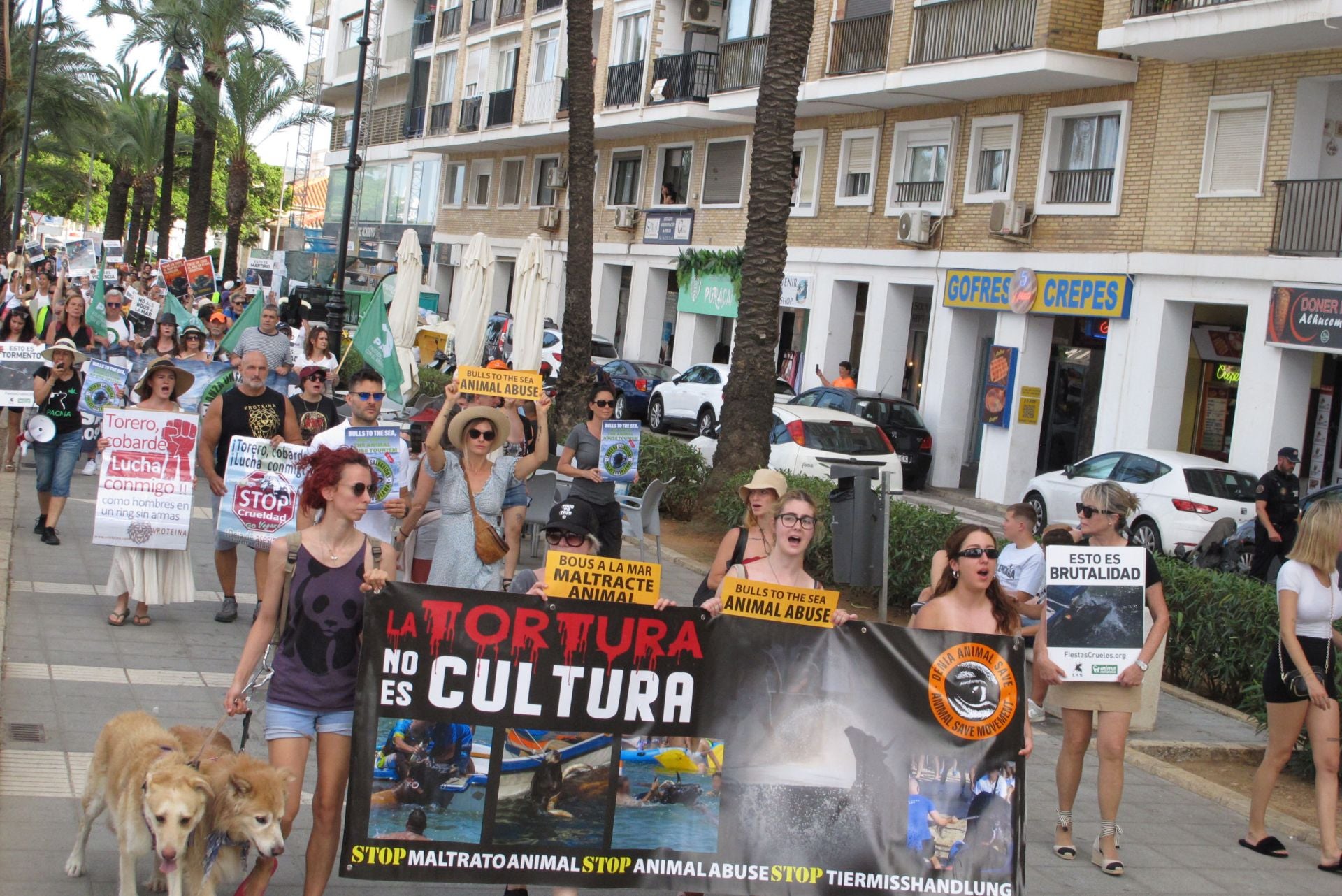 Protestas en Dénia contra els 'Bous a la mar'