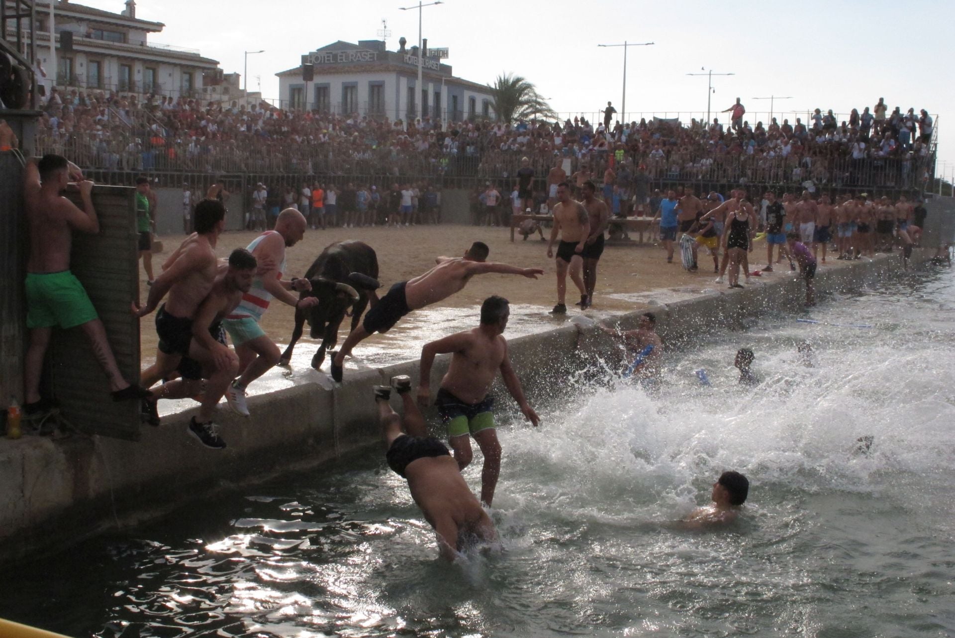Protestas en Dénia contra els 'Bous a la mar'