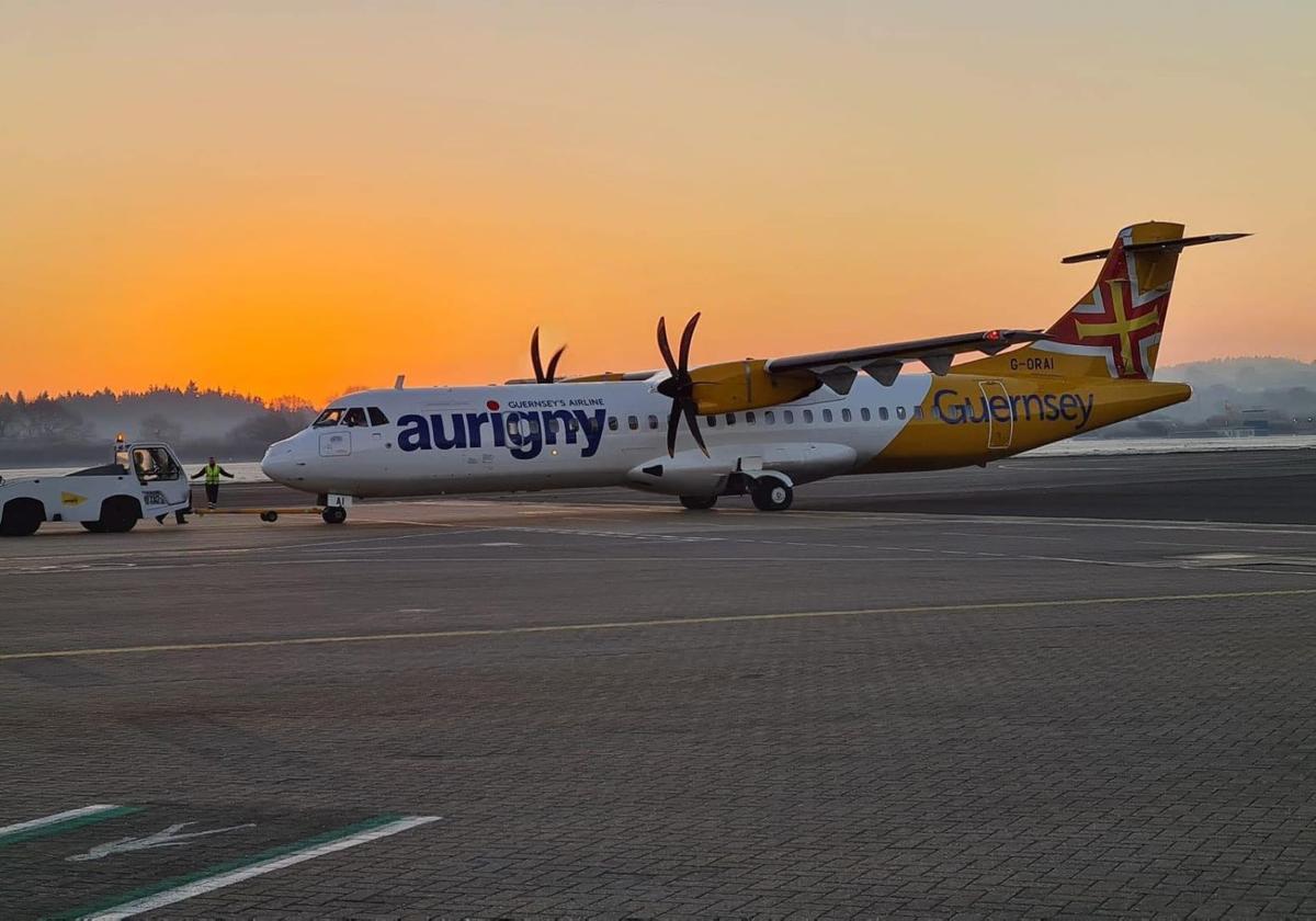Imagen principal - Arranca la última nueva ruta del verano en el aeropuerto de Alicante-Elche