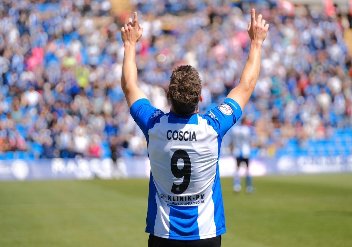 Agustín Coscia celebra un gol en el Rico Pérez.